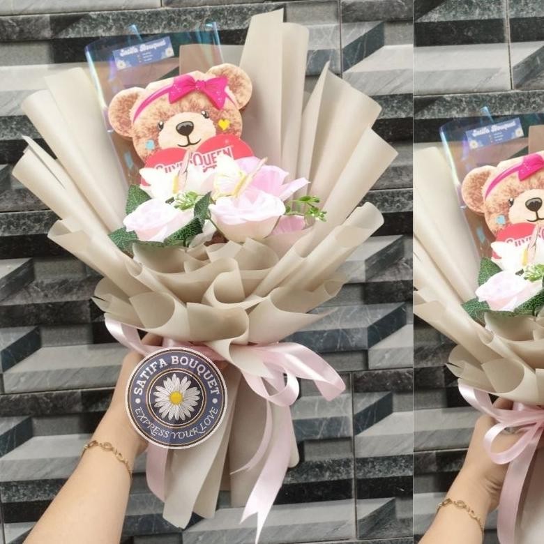 

PROMO (READY STOCK) Bouquet Coklat Silverqueen Bear Ada Lampu Bisa nyala 3 model kelap-kelip Edisi Valentine 2024 / Bucket Butterfly Hadiah Pacar Beruang / Buket Kupu Kupu Lampu LED Boneka Beruang se-7
