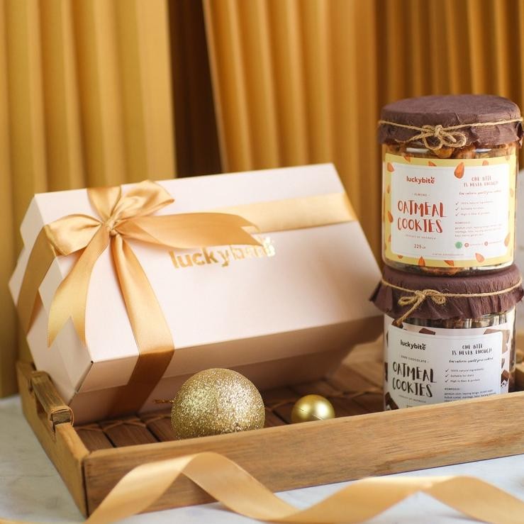 

Hampers / Gift Box / Kado - Semi Hardbox - Oatmeal Cookies 2 Jar + FREE Greeting Card + Pita + Bubble Wrap | LUCKYBITE