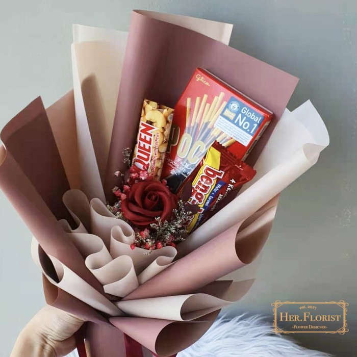 

HER.FLORIST [ROSE] Soap 1 PCS and Silverqueen Bengbeng Pocky Bouquet