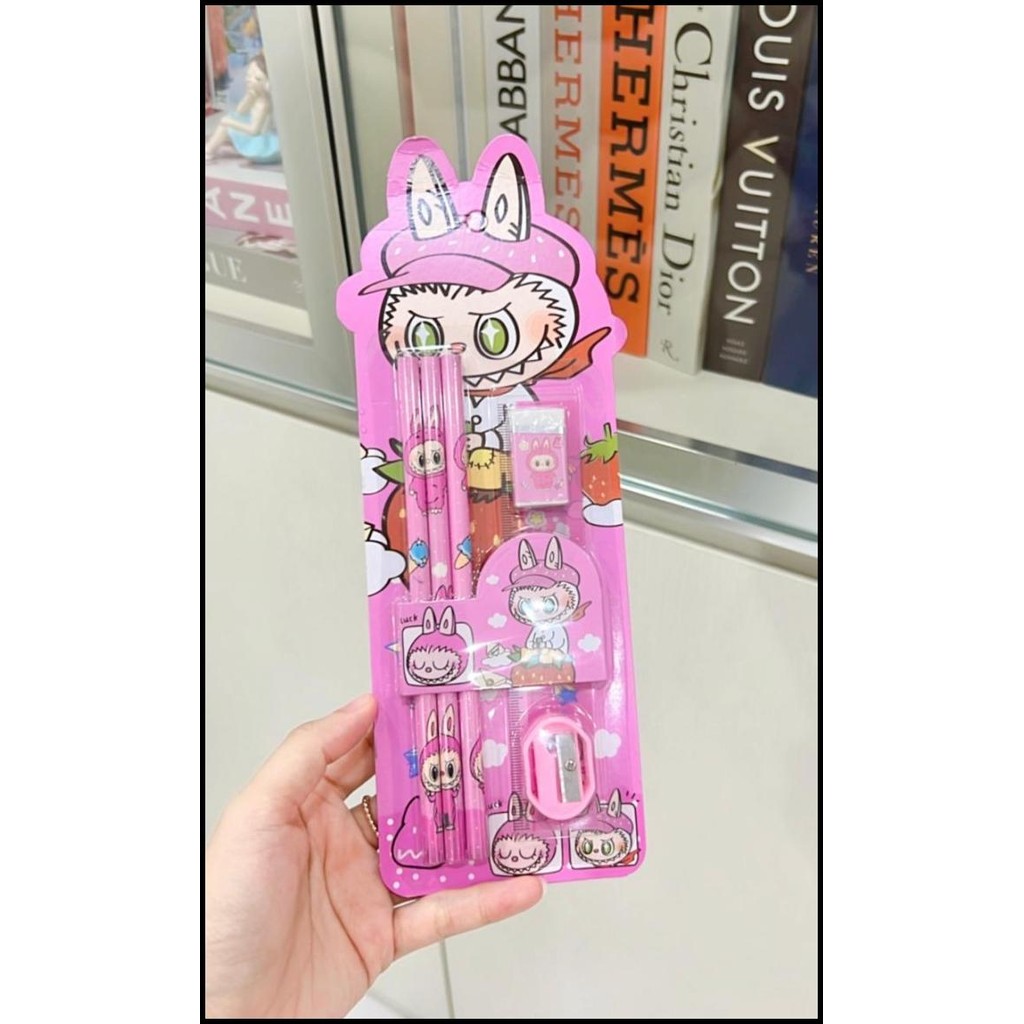 

Pensil Labubu Set Alat Tulis Labubu Souvenir Anak / Paket Souvenir Ulang Tahun Pensil Labubu