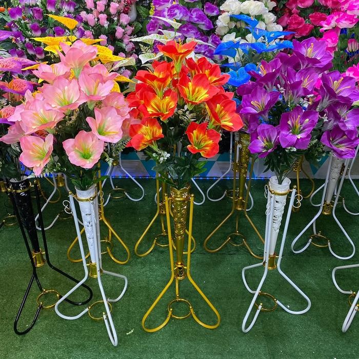 Bunga Hias Bunga Pelastik Amarilis 18 Kuntum Set Pot Standing Besi