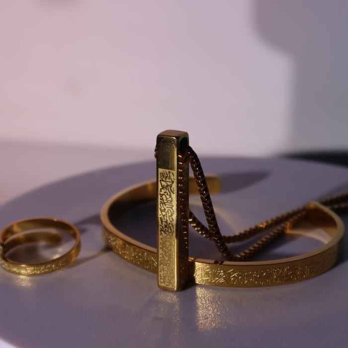 

New! Salami Elegant-Ayatul Kursi Gift Set Kalung Bar 3D Gelang Cincin Hadiah Berkah Sehari-hari untuk Muslim Tidak Pudar dan Tidak BerkaratHadiah Idul Fitri - Set tiga buah warna emas Lebaran