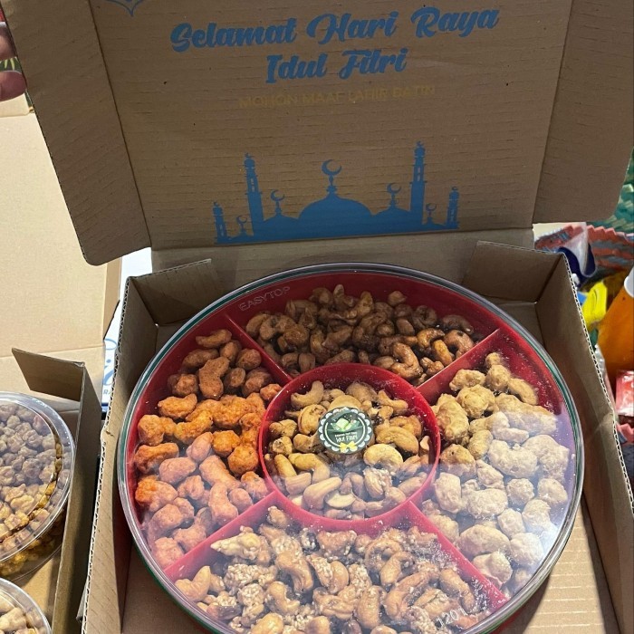 

HAMPERS KACANG MEDE 1 KG PREMIUM 5 RASA