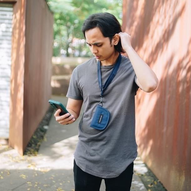 

VD08 Wanderlust Hanging Lanyard Wallet Gantungan ID Card Bolzaa Navy Murah