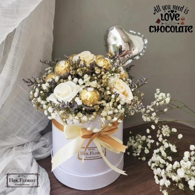 

HER.FLORIST [VAL] MediumBox Sweet Chocolate/ Medium Box Ferrero Rocher Terlaris
