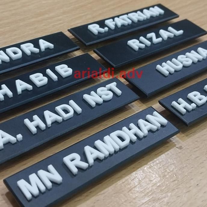 

papan nama dada timbul hitam doff full 28 cm magnet murah