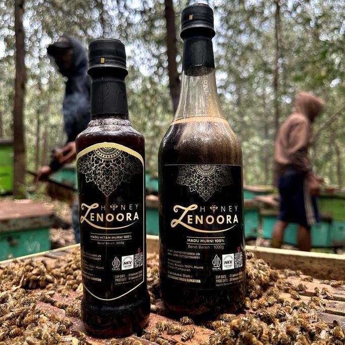 

Zenoora Honey Madu Hitam Murni 1Kg Asli Nektar Akasia Hutan Jambi Lulus NKV (Nomor Kontrol Veteriner) Bahan Honey madu Manis Asam PRAM