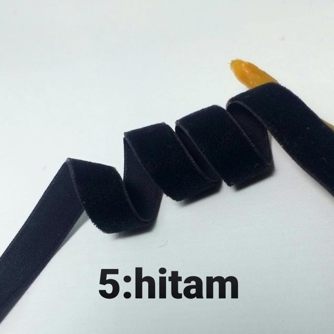 

per rol 15 meter,pita bludru/velvet elastis warna hitam lebar 1 cm murah
