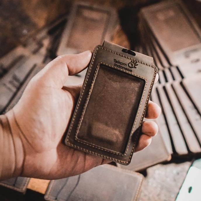 

ready ID CARD HOLDER KULIT NAME TAG CUSTOM NAMA & LOGO MODEL G *FREE GRAFIR* murah