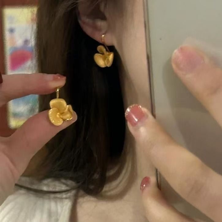 

Anting Bunga Telur Warna Emas Wanita Mewah Ringan Rasa Tinggi Elegan