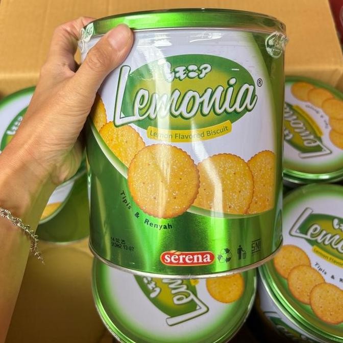 

Promo Agen Distributor Makanan Ringan Biskuit Kaleng Bulat Nissin Lemonia Lemon 650G Hampers Lebaran Murah