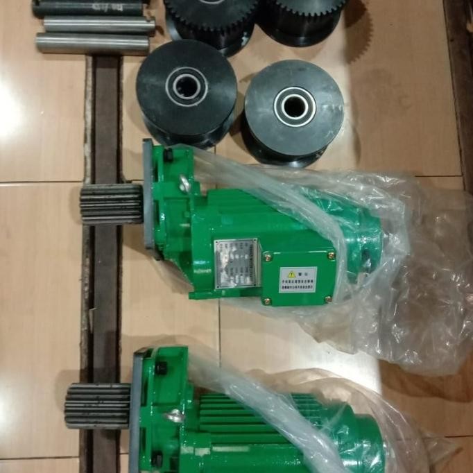 Motor Long Travel 0.4 KW set roda open gear untuk hoist crane 3 Ton