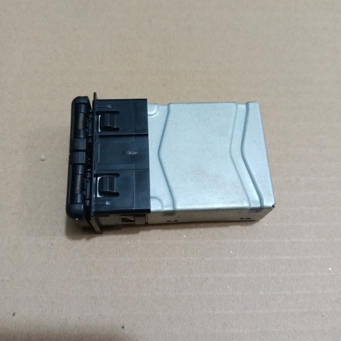 USB charger mobil Toyota Fortuner Innova Hilux Sienta Camry original