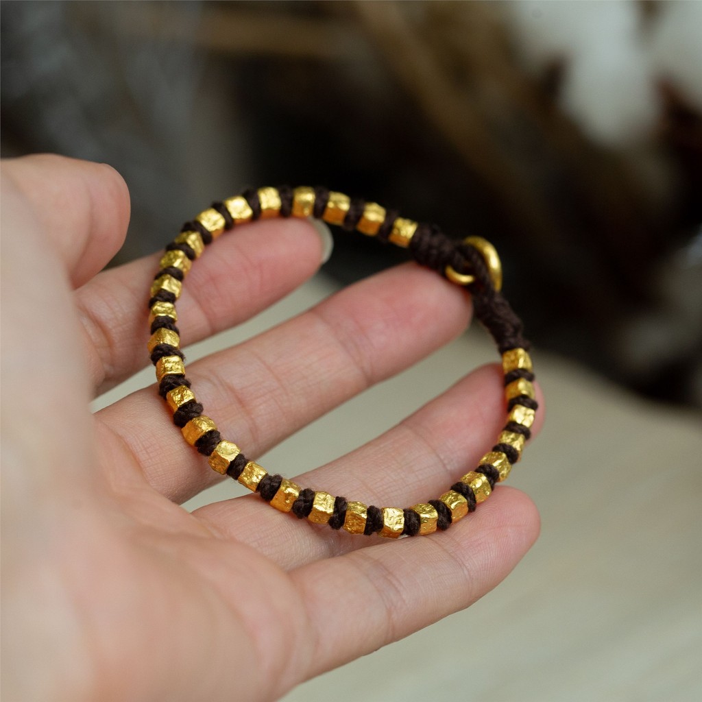 Gelang Persegi Emas Hitam dengan Tali Hitam yang Dipukul