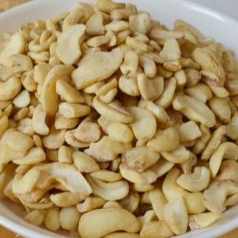 

TERSEDIA Kacang Mede Belah Besar ( LP ) Large Piece impor kemasan 1 kg / 10 kg