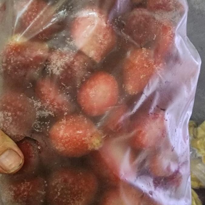

Diskon! Frozen strawberry/ Buah beku strawberry/frozen Stroberi kemasan 1 kg