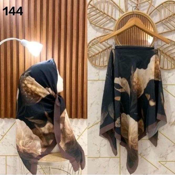 Diskon HIJAB SEGI EMPAT VOAL MOTIF SUBLIME KODE 144 HITAM GOLD