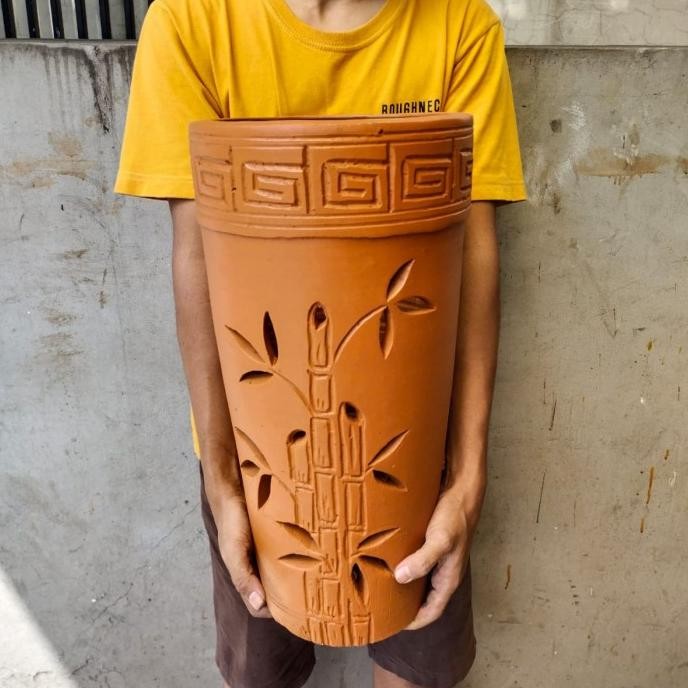 pot gerabah tirus motif, pot tinggi ukir, pot dekorasi, vas bunga