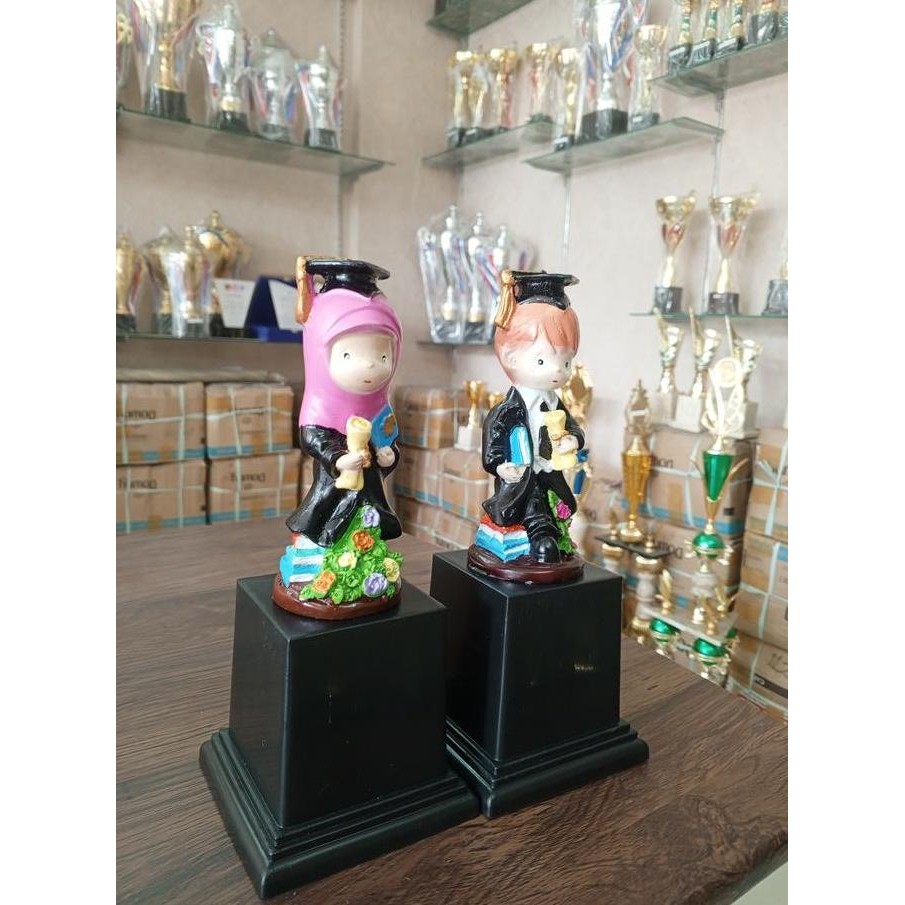HRG DISKON BONEKA WISUDA, PATUNG WISUDA