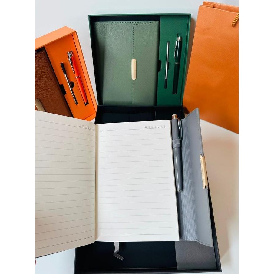 

A011 Giftset Hampers 2in1 Notebook A5 Exclusive Bonus Ballpoint dan Totebag Buku Catatan Agenda TA