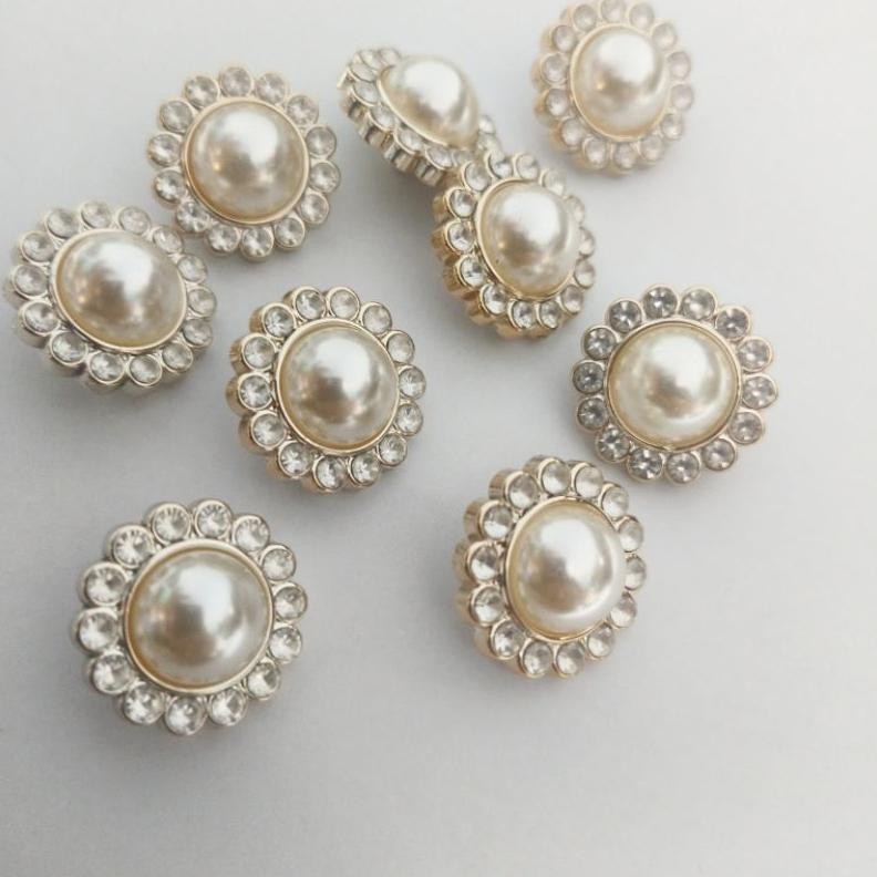 Kancing Baju Hias Mutiara Bunga Besar Ukuran 32L/2.1 cm AST