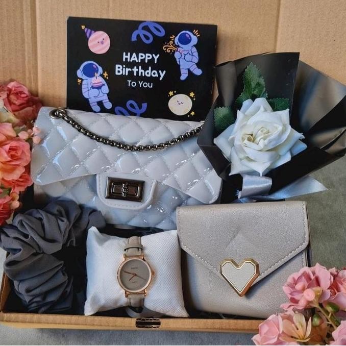 

Tersedia Kado Cewek Tas / Hampers Hadiah Cewek Ulang Tahun