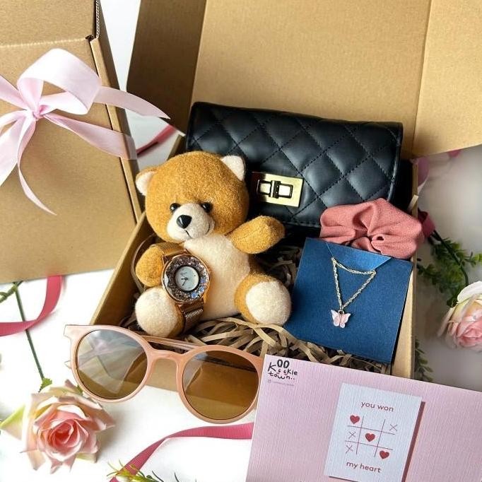 

Tersedia Paket Valentine/ Hampers Valentine / Gift box Valentine / Kado Cewek