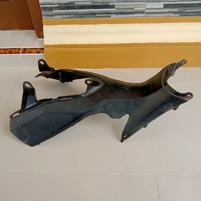Sparepart dan Aksesoris kendaraan  Leksil Legshield Tengah Suzuki 125 RR FL. Original. Seken bekas c