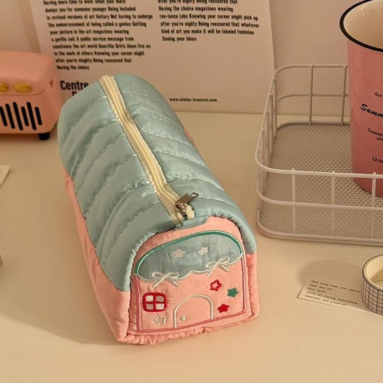 

JH8 Pinkbubbly.READY Tempat Pensil Bentuk Rumah Aesthetic / Kotak Pensil Korean StyleKotak pensil lucu rumah kecil kantung pena lucu tas pena pensil pensil kotak kotak Kotak Pensil Aesthetic Korean Style / Kotak Pensil Puffy Premium / Tempat Pouch