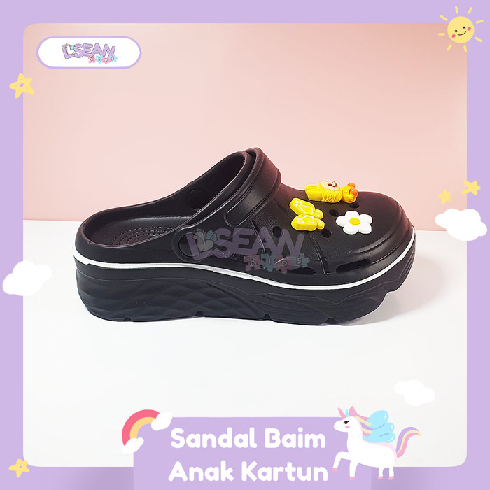 Sepatu Sandal Anak Perempuan Model Baim Kodok Hak Datar Tinggi 3 cm Dengan Aksesoris Pin Kartun Lucu