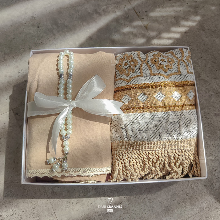 

Parcel Ramadan Premium Hampers Mukena Katun + Sajadah Dari Simanis Original Dan Terpercaya