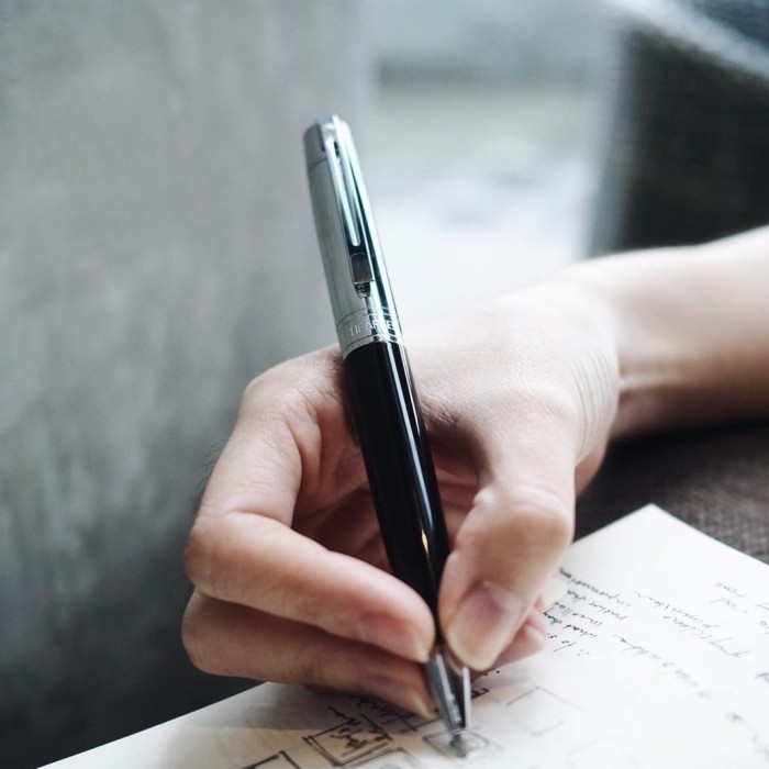 

Sheaffer SGC 300 Glossy Black Barrel and Bright Chrome Cap Ballpoint