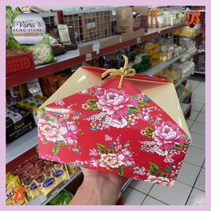 

| VRB | DUS 22 X 22 X 9 CM KOTAK MERAH FLOWER PITA TALI BARU CALE BOX
