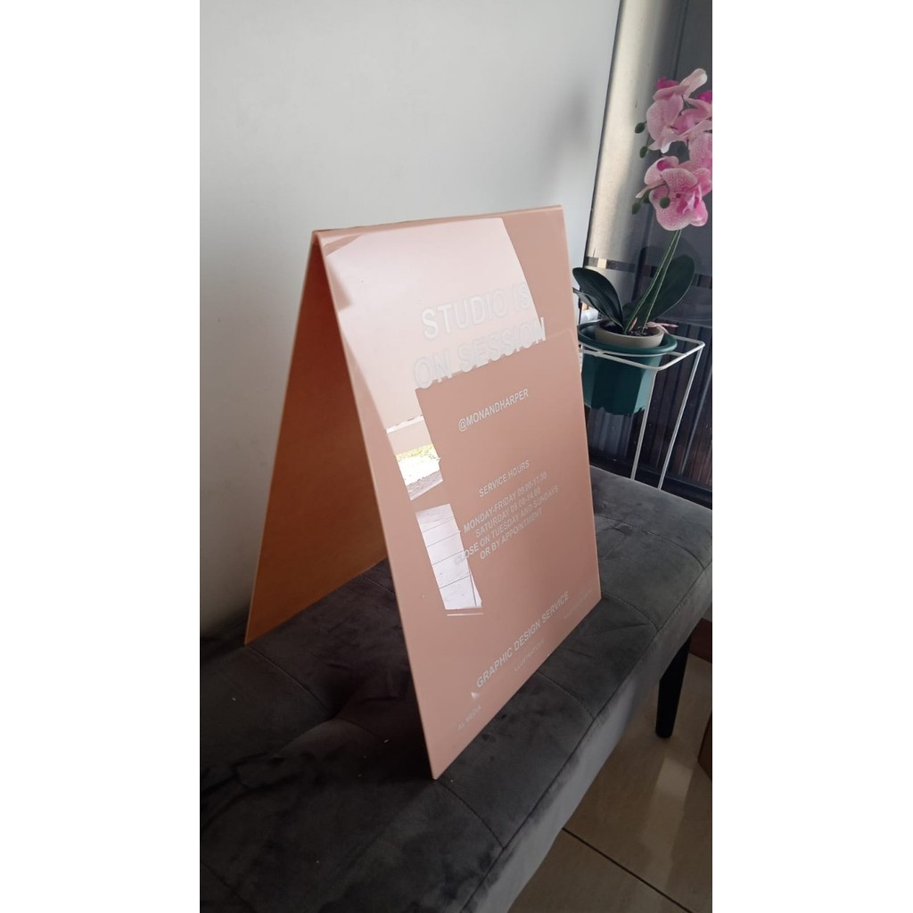 Akrilik Standing Segitiga Papan Nama Toko Berdiri di Jalan