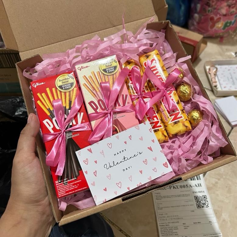 

SPECIAL HAMPERS COKLAT KADO VALENTINE KADO PACAR GIFTBOX COKLAT GRADUATION SEMPRO HAMPERS SNACK fx-23