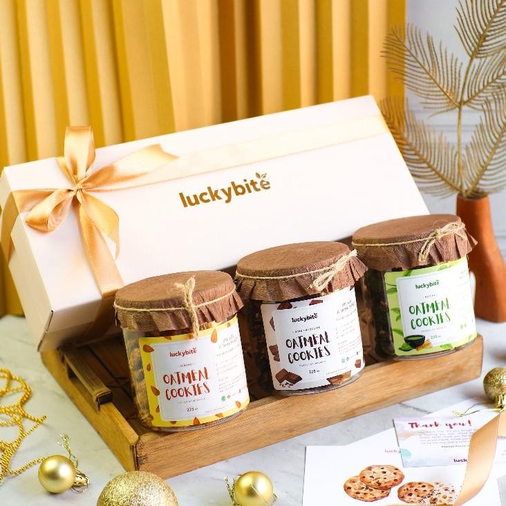 

Hampers / Gift Box / Kado - Semi Hardbox - Oatmeal Cookies 3 Jar + FREE Greeting Card + Pita + Bubble Wrap | LUCKYBITE