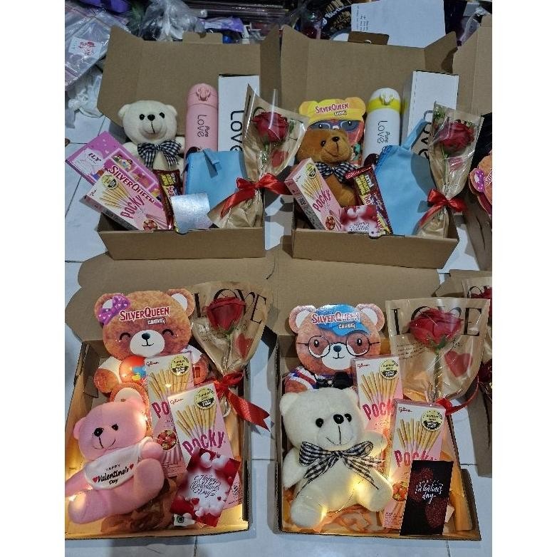 

ORIGINAL Aneka Hampers Ulang Tahun/Wisuda/Kado Pacar/Valentine/Anniversary Dll. Ada chunky bear / Beruang. siap kirim!. Bisa request kata2 Me41