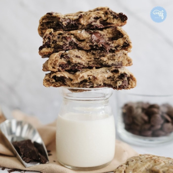 

DARK CHOCOLATE CHUNKS COOKIES