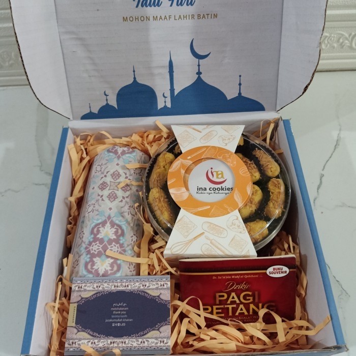 

HAMPERS INA COOKIES SAJADAH TRAVEL