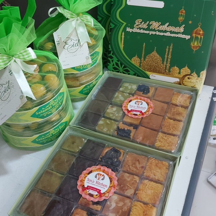 

HAMPERS PREMIUM NASTAR LIDAH KUCING ISI 2 TOPLES @500GR