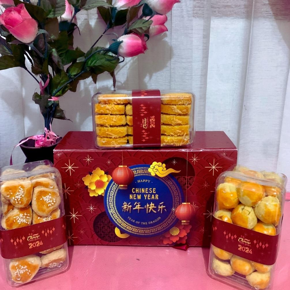 

AURORAE !!! HAMPERS IMLEK,NATAL,LEBARAN UKURAN 350 GR (3 TOPLES 1 PAKET) MIX 11MACAM KUE KERING