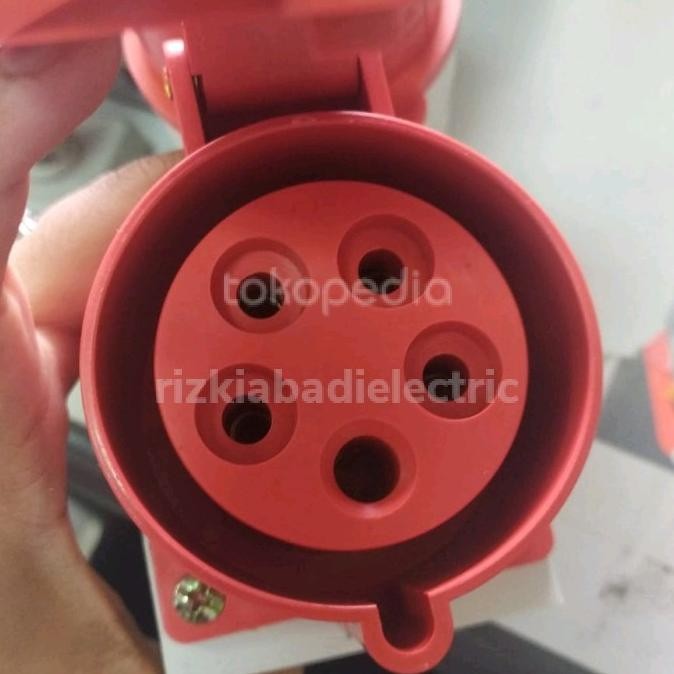 plug socket 32 ampere 5 pin 3 phase