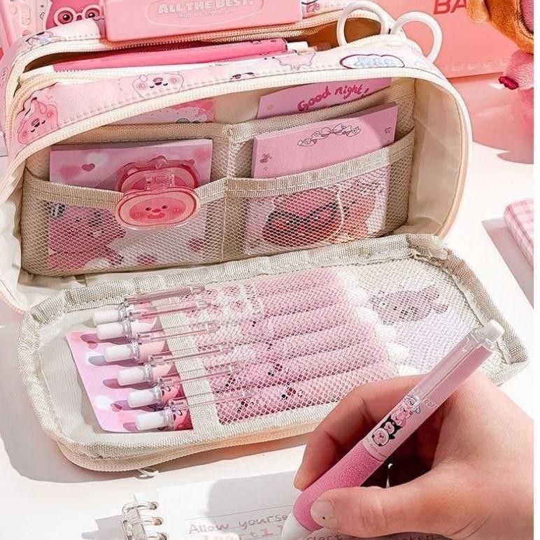 

TERMURAH 9 Lapis Tas Alat Tulis Berkapasitas Besar/Tempat Pensil Kartun/Kotakpensil Aesthetic Tas/Dengan Boneka Bros dan Tempat Kertas Ujian Liontin h-4