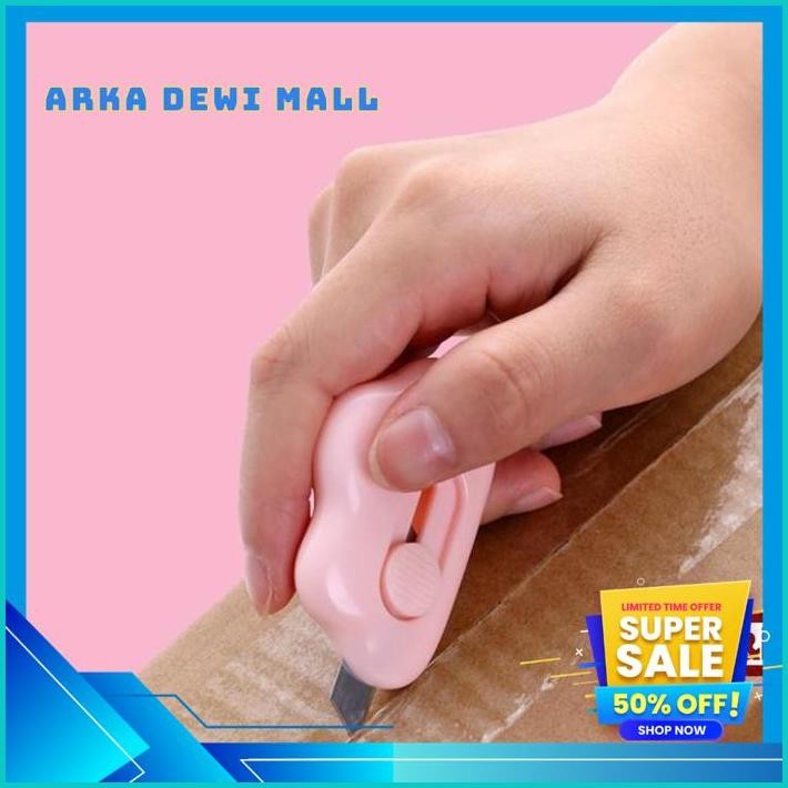 

KARAKTER CUTTER MINI KARAKTER PEMOTONG KERTAS PAPPER CUT ART SAFETY PORTABLE LUCU AESTHETIC CUTTER MINI ARKA DWEI 55 KUALITAS TERBAIK