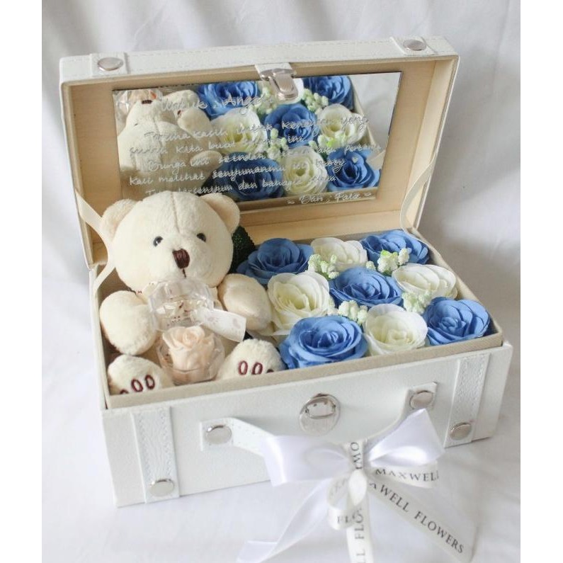 

Treasure box 9 roses + Eternal ring box Maxwell Flowers Terlaris