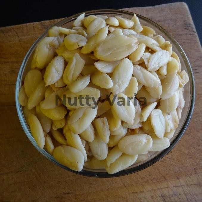 

(Good) Kacang Kenari / Kacang Pili KUPAS UTUH Mentah (500gr)