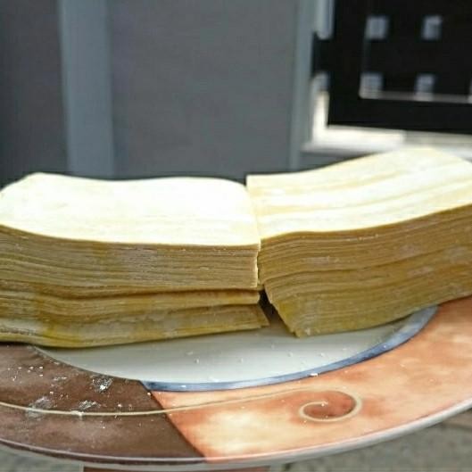 

KULIT PANGSIT WARNA KUNING HALAL KOTAK KG 10CM 140 LMBR HALAL murah