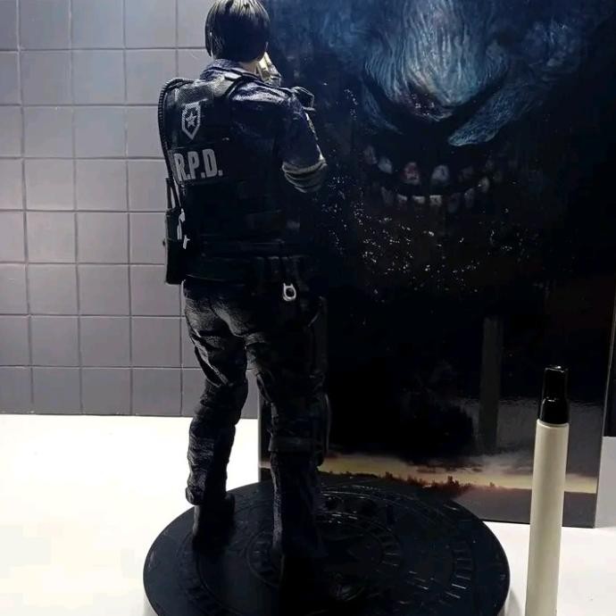 MAINAN ACTION FIGURE RESIDENT EVIL 2 LEON KENNEDY STATUE DETAIL TINGGI