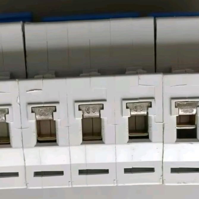 Terjangkau Mcb 3 Phase Merlin Gerin C32N 10A-16A Ori Pln Biru