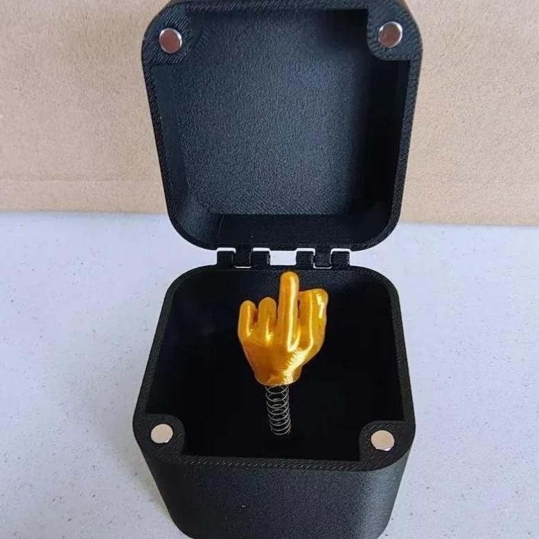 

Fun Gag Birthday Gift Accessories Desk Decoration Surprise Gift Box Toys Middle Finger In The Box Supplies Crafts Decor Figurine